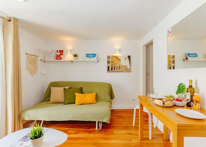 Rent4rest Bairro Alto Charming 1bd דירה