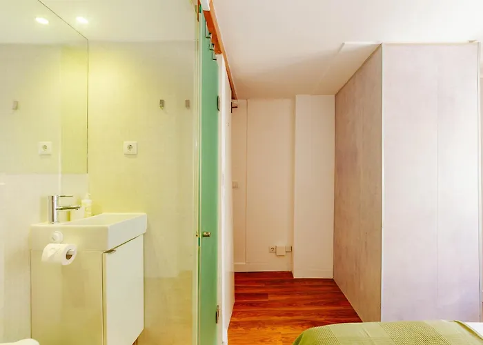 Rent4rest Bairro Alto Charming 1bd דירה