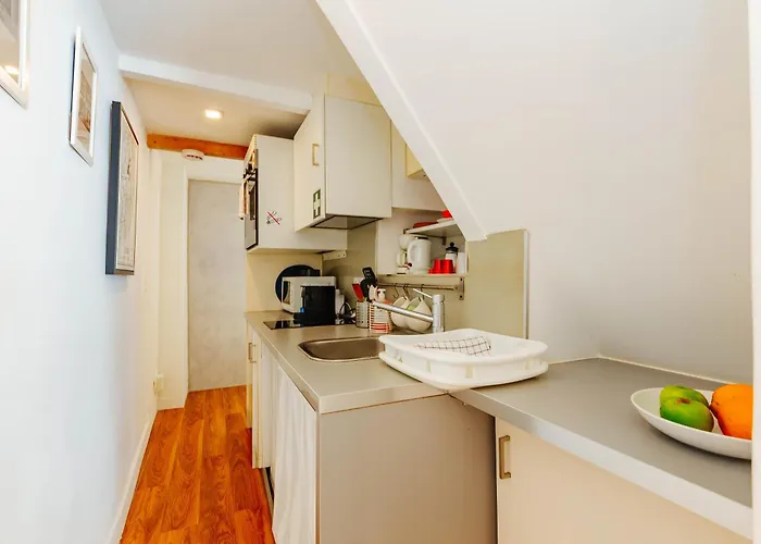 Rent4rest Bairro Alto Charming 1bd דירה
