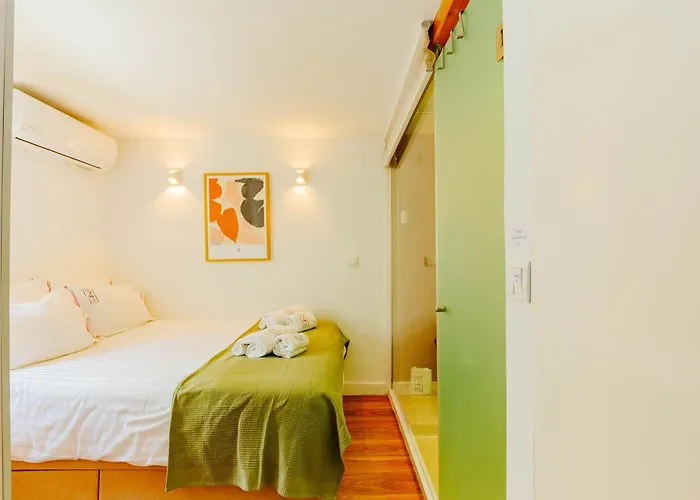 Rent4rest Bairro Alto Charming 1bd דירה *