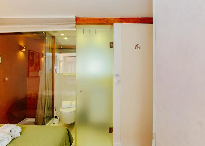 Rent4rest Bairro Alto Charming 1bd דירה